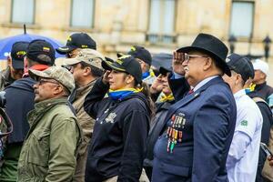 Bogotá, Kolumbien, 19 Juli 2023. friedlich Protest von das Mitglieder von das aktiv Reservieren von das Militär- und Polizei Kräfte im Bogota Kolumbien gegen das Regierung von gustavo Petro foto