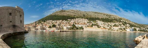 Mittelmeer Panorama von das schön Dubrovnik alt Stadt einschließlich das alt Hafen, Stadt Wände und Befestigungen foto