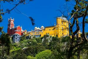 das Pena Palast gesehen von das Gardens von Pena Park beim das Gemeinde von sintra foto