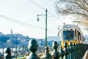 Aussicht von das Budapest Stadt Center und Straßenbahn foto