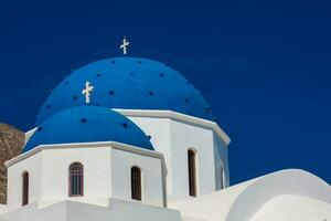 das Kirche von heilig Kreuz im das zentral Platz von perissa auf Santorini Insel foto