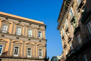 schön Fassaden von das Antiquität Gebäude im Neapel alt Stadt foto