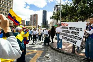 Bogotá, Kolumbien, Juni 2023, friedlich Protest Märsche gegen das Regierung von gustavo Petro namens la Marcha de la Bürgermeister foto