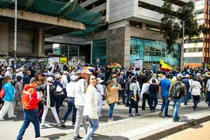 Bogotá, Kolumbien, Juni 2023, friedlich Protest Märsche gegen das Regierung von gustavo Petro namens la Marcha de la Bürgermeister foto