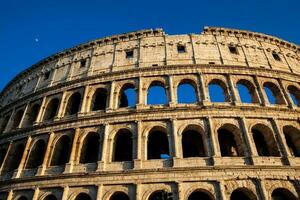 das berühmt Kolosseum unter das schön Licht von das golden Stunde im Rom foto