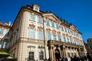 historisch kinsky Palast gebaut auf 1755 gelegen beim das alt Stadt, Dorf Platz im Prag foto