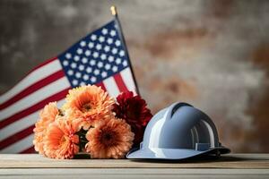 Helm mit Blumen und amerikanisch Flagge auf hölzern Tisch. Arbeit Tag Konzept ai generativ foto