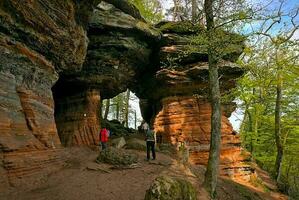 bunt Sandstein Formationen im das Pfalz Wald im Deutschland foto