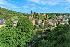 Panorama- Aussicht Über das schön klein Stadt la Roche en Ardenne im Belgien foto