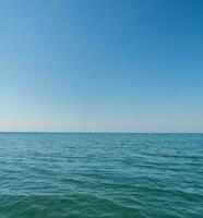 Aussicht Blau Meer Blau Hintergrund aussehen Ruhe Landschaft Standpunkt Sommer- Natur tropisch Meer schön Ozean Wasser bangsaen Strand Osten Thailand Chonburi exotisch Horizont. foto