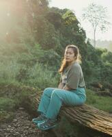 Porträt Reise jung asiatisch Frau schön lange Haar einer Person suchen Aussicht Landschaft Natur im Wald draussen Abend Sonnenlicht frisch Lächeln glücklich entspannen Sommer- Tag foto