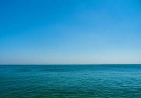 Aussicht Blau Meer Blau Hintergrund aussehen Ruhe Landschaft Standpunkt Sommer- Natur tropisch Meer schön Ozean Wasser bangsaen Strand Osten Thailand Chonburi exotisch Horizont. foto