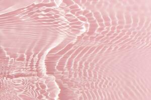 Rosa Wasser mit Wellen auf das Oberfläche. defokussieren verschwommen transparent Weiß farbig klar Ruhe Wasser Oberfläche Textur mit spritzt und Blasen. Wasser Wellen mit leuchtenden Muster Textur Hintergrund. foto