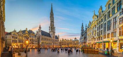 großartig Platz im alt Stadt, Dorf Brüssel, Belgien Stadt Horizont foto