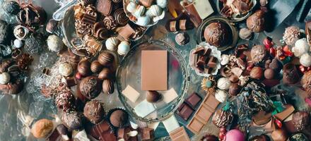 ai generiert, generativ ai, oben Aussicht verschiedene nett von Schokolade Kakao Süßigkeiten gemischt Geschmack Luxus Glas Platte, Kristall Tablett, im schick Hintergrund mit Kopieren Raum, Welt Schokolade Tag Konzept foto