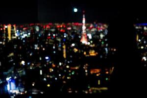 Silhouette eines Mädchens und eine unheimliche Ansicht von Tokio, Japan foto