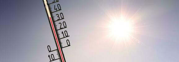 Thermometer mit Celsius-Skala, das extrem hohe Temperaturen anzeigt. foto