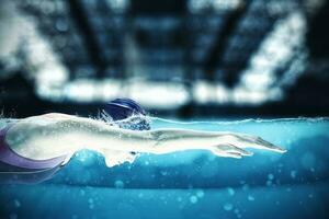 sportlich Athlet schwimmt mit Energie während ein Wettbewerb im das Schwimmbad foto