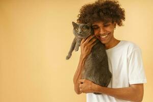 glücklich Mann nimmt Pflege von seine grau Katze foto