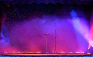 elegant Theater Show mit farbig Scheinwerfer und Mikrofon foto