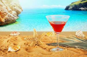 frisch Cocktail im ein golden Strand mit Muscheln und Seestern foto