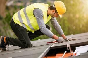 Arbeitskräfte montieren Energie System mit Solar- Panel zum Elektrizität foto