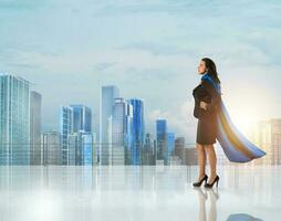 Geschäftsfrau mit ein Mantel handelt mögen ein Super Held foto