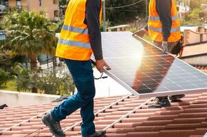 Arbeitskräfte montieren Energie System mit Solar- Panel zum Elektrizität und heiß Wasser foto