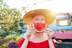 Frau Essen frisch Wassermelone während ein Picknick foto