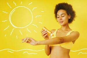 Frau Mädchen Spreads Sonnenschutz zu schützen Sie selber von das Sonne foto