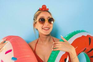 Frau mit ein aufblasbar Krapfen bereit zum das Sommer- foto