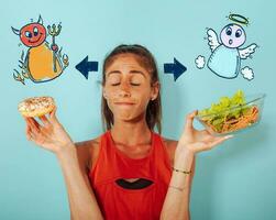 Frau denkt zu Essen Donuts stattdessen von ein Salat foto