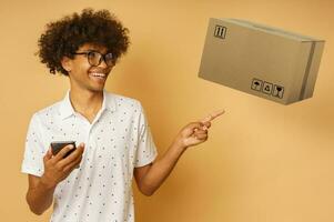 glücklich Mann mit Brille zeigt an etwas mit Hand foto