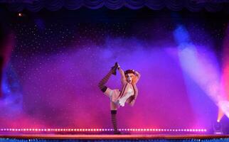 Clown Frau im ein elegant Theater Bühne bereit zu das Performance foto