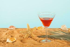 frisch Cocktail im ein golden Strand mit Muscheln und Seestern foto