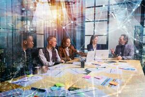 Gruppe von Geschäft Menschen haben ein Treffen zusammen im Büro foto