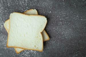 geschnitten Brot auf dunkel Grunge Hintergrund foto