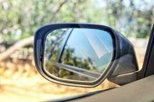 natürlich Aussicht von Auto Fenster und Seite Aussicht von schwarz Auto im Flügel Spiegel foto