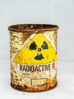 rostiger Behälter mit altem Fass mit radioaktivem Material foto