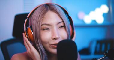 asiatisch jung Esport Frau Spieler Gefühl gut wann gewinnen abspielen online Spiel auf pc foto