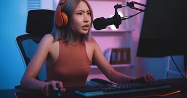 asiatisch jung Esport Frau Spieler abspielen online Spiel auf pc Gefühl verärgert foto