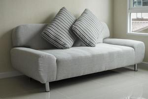 Sofa mit Kissen foto