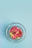 Draufsicht auf eine transparente Glasschale voller Blumenfrühlingshintergrund mit Kopierraum