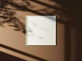 minimal Bild Poster Rahmen Attrappe, Lehrmodell, Simulation auf das Mauer mit Fenster Schatten und Blätter foto