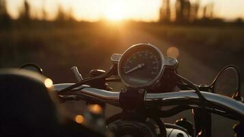 dia tun Autofahrer. das Lenkung Rad von ein Motorrad im das Strahlen von das Abend Sonne. ai generiert. foto