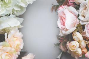 Strauß künstlicher pastellfarbener Blumen auf grauem Hintergrund, Draufsicht mit Kopierraum copy