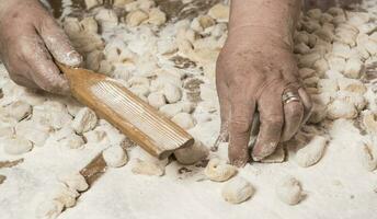 Hände kneten Teig zum Gnocchi. foto