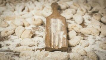 hausgemacht Gnocchi, bereit auf das Tabelle mit Zutaten. foto