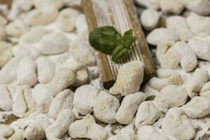 Koch handgemacht Gnocchi auf das Tisch, Italienisch Tradition foto