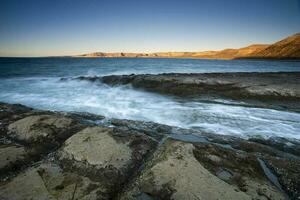 Küsten Landschaft mit Klippen im Halbinsel Valdes, Welt Erbe Grundstück, Patagonien Argentinien foto